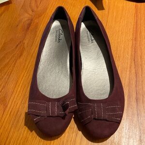 Clarks bendables suede flats